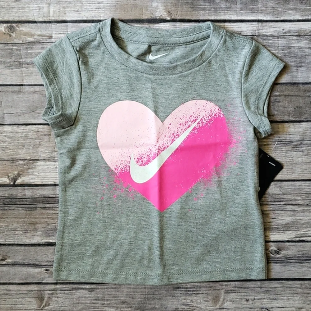 Nike Little Girls Heart Logo Graphic Tee & Shorts Set - Picture 4 of 11